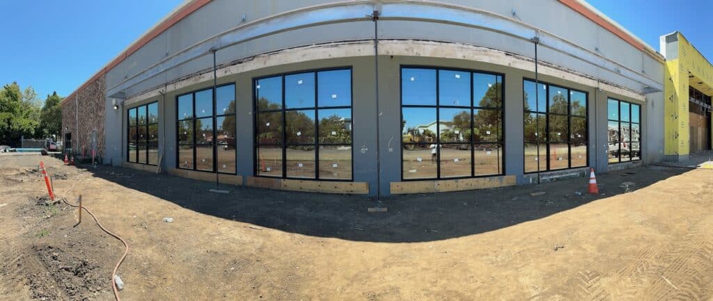 Curved commercial facade fitted with a continuous band of windows