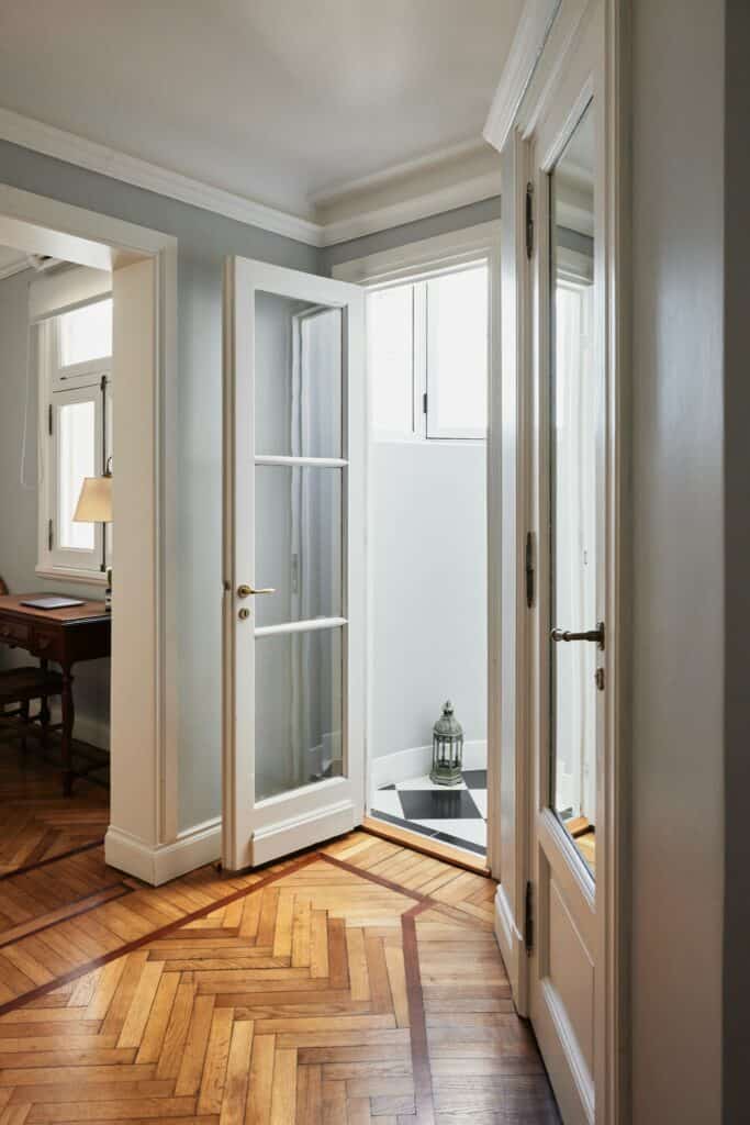 Interior doorway with glazed side panels